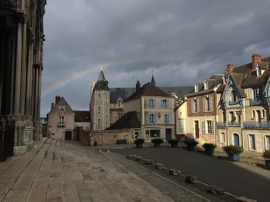 Regenboog met duif boven Cloitre de Notredame<br>
Kathedraal van Chartres FR, 31 maart 2018