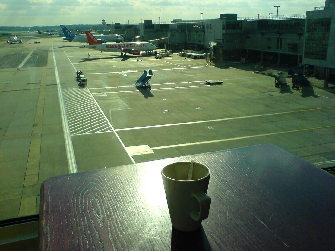 airport coffee | Gatwick Airport UK, 31 mei 2006